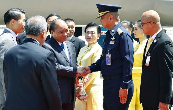 泰國官員赴機場歡迎阮春福總理一行。（圖源：越通社）