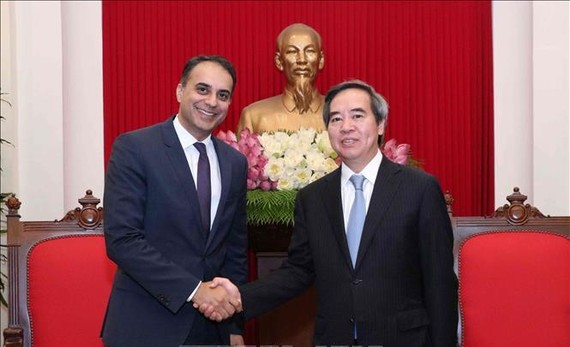 中央經濟部長阮文平（右）接見亞洲開發銀行(ADB)副主席阿赫麥德‧賽義德。（圖源：越通社）