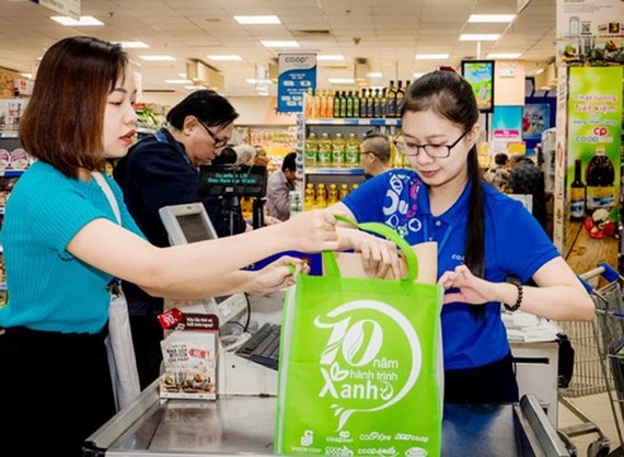 西貢商業聯合合作社（Co.op Mart）鼓勵客戶到超市購買時使用環保布袋。