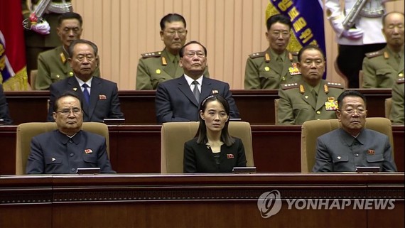 圖為朝鮮中央電視台8日播出的金日成25週年祭中央追悼大會錄像，金與正（第一排居中）坐在主席台上。（圖源：韓聯社/朝鮮央視）