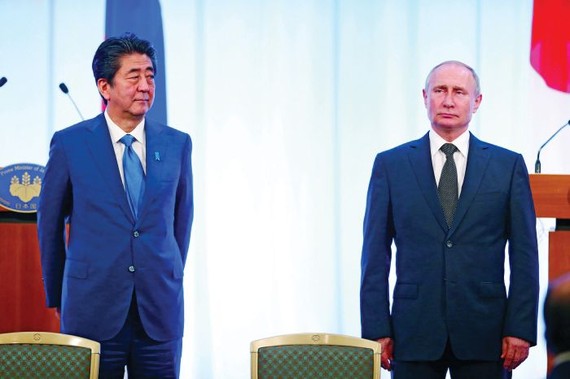 日本首相安倍晉三和俄羅斯總統普京參加G20大阪峰會後的簽字儀式。（圖源：互聯網）