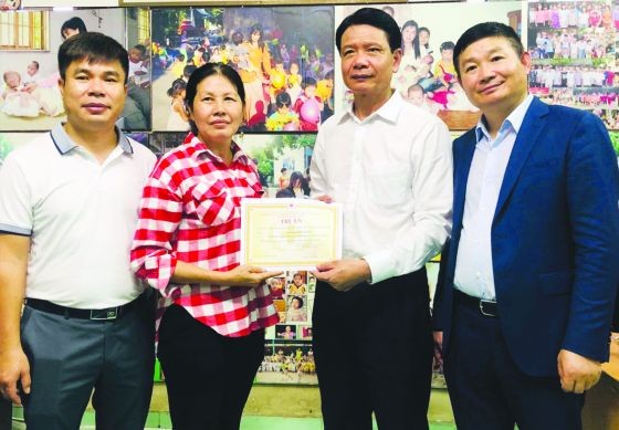 故鄉人道中心代表(左二)向在越投資的中國廣東企業致送感謝書。