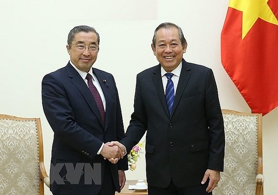政府常務副總理張和平（右）接見日本傳播與內務部大臣鈴木淳司。（圖源：越通社）