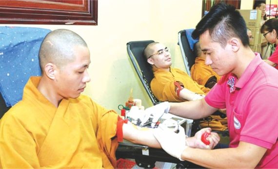 捐血救人-實現菩薩道盛會上，逾500僧尼、信徒登記捐血。（圖源：互聯網）