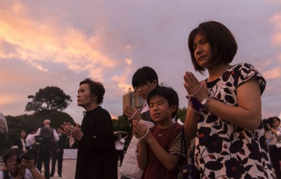 8月6日，日本廣島，廣島原子彈爆炸74週年紀念日當天，人們在廣島和平紀念公園為原子彈爆炸遇難者祈禱。（圖源：互聯網）