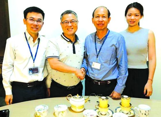 大發餅家總經理許玉林（左二）與華人明隆陶瓷企業家合作。
