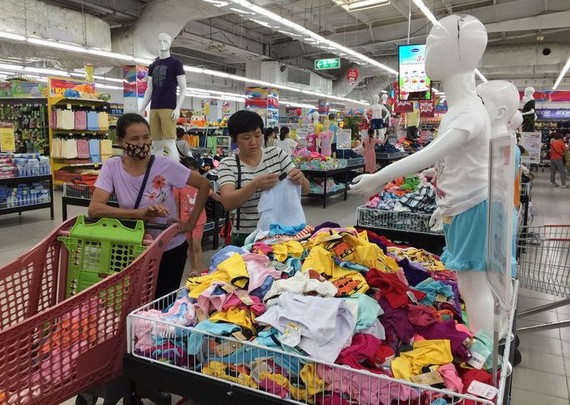 越南 Big C超市裡擺售的成衣產品。（圖源：明戰）