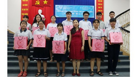 屏榮公司營業課長陳秀娟向學生贈送月餅。