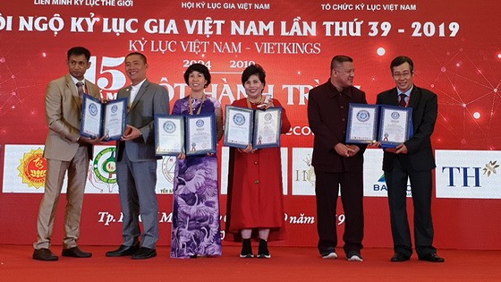 世界紀錄大全中心向越南紀錄大全中心各位領導頒發獎狀。