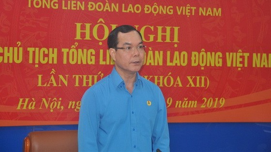 越南勞動總聯團主席阮廷康在會議上發表結論。（圖源：勞動報）