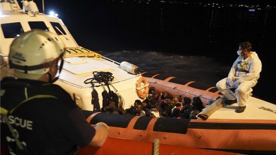 義大利14個月以來首次允許難民救援船靠岸。圖為難民自海洋維京號轉移至義大利海岸防衛隊的船隻。（圖源：AP）