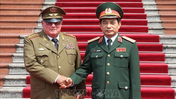 國防部副部長潘文江上將（右）與古巴革命武裝力量部第一副部長米耶拉上將會晤時握手合照。（圖源：越通社）