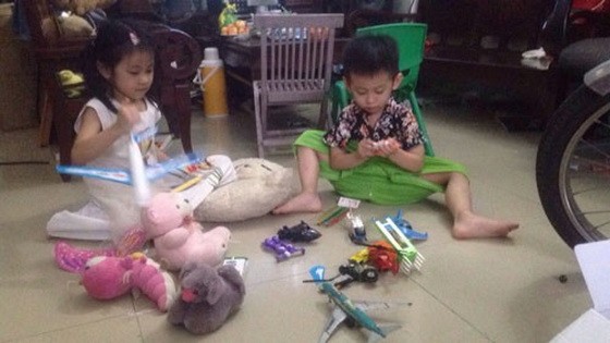 姐弟倆玩完後會自覺收拾好自己的玩具並清理室內的垃圾。