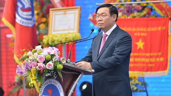 政府副總理王廷惠出席榮市大學第六十屆開課儀式並發表講話。（圖源：阮翡）