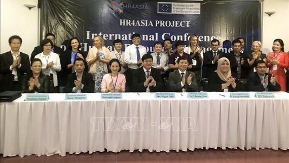 東南亞7所大學代表簽署有關合作人力資源開發、管理網絡系統合作《備忘錄》。（圖源：越通社）