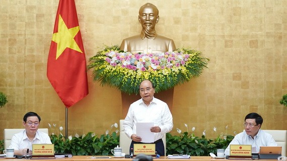 阮春福總理（中）主持會議並發表講話。（圖源：光孝）