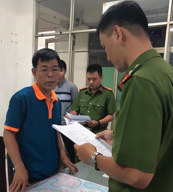 執法警員向嫌犯阮海南宣讀逮捕令。（圖源：士興）