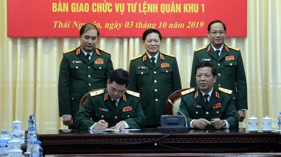 國防部長吳春歷大將（中）主持並見證第一軍區司令職務移交儀式。（圖源：PV）