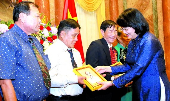 國家副主席鄧氏玉盛（右一）接見茶榮省對革命有功者代表團並贈送紀念品。