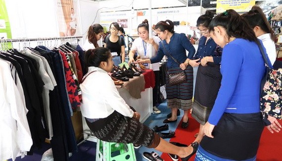 消費者在博覽會選購鞋品和服裝。