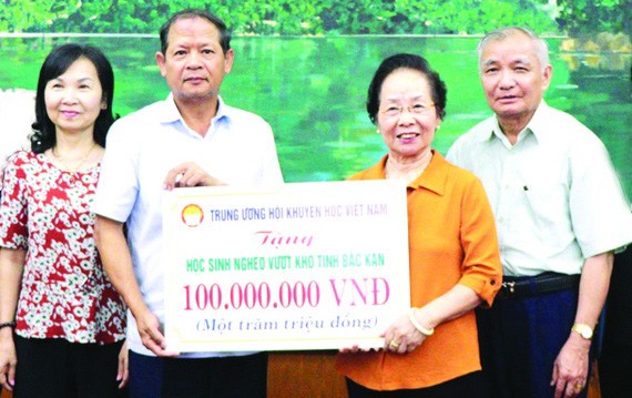 越南勵學會中央向該省貧困學生頒贈1億元助學金。（圖源：越通社）