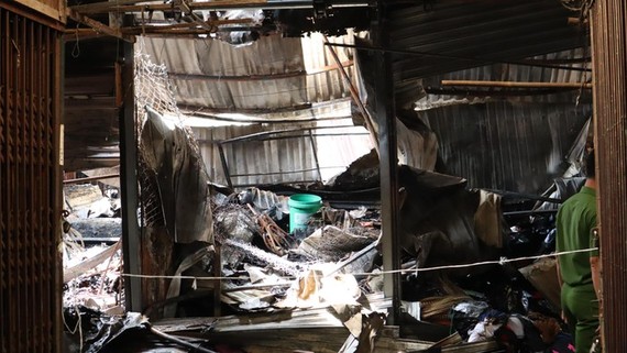 ９月14日晚上，位於平福省平隆街市內某服裝攤發生嚴重火警，燒毀了21個經營戶的29個貨攤，損失約近30億元。