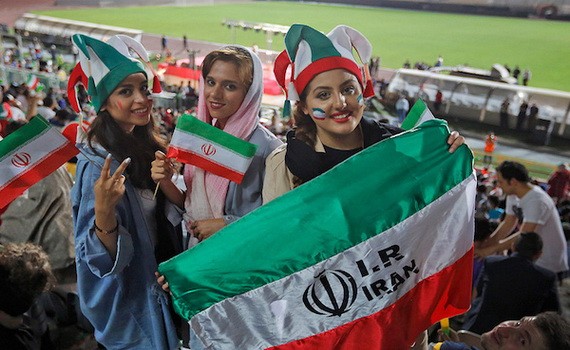 伊朗女球迷獲准入場為國家隊打氣。（圖源：互聯網）