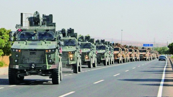土軍車隊 9日在土敘邊境推進。（圖源：路透社）