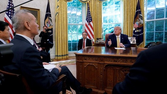 美國總統特朗普與中國副總理劉鶴白宮會面後，特朗普宣佈美中談判達成第一階段協議。 （圖源：路透社）