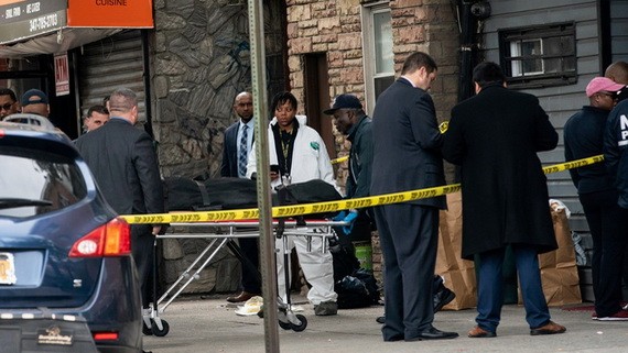 圖為10月12日，一具屍體從布魯克林區槍擊案現場抬出。 （圖源：AP）
