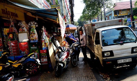 阮知方街沿路的人行道被臨街經營戶佔用做生意。
