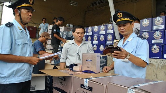 海關人員加強檢查進口貨品。
