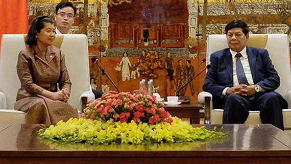 河內市人委會副主席阮國雄（右）接見柬埔寨王國副首相梅森安。（圖源：hanoi.gov.vn）