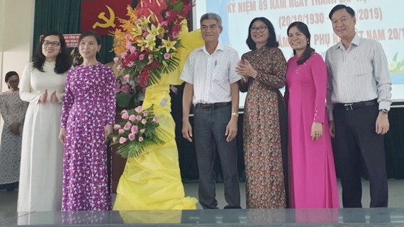 第五郡領導送花藍祝賀越南婦女節。