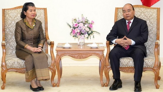 政府總理阮春福（右）接見柬埔寨王國副首相兼議會聯絡與監察部大臣梅森安女士。（圖源：德俊）