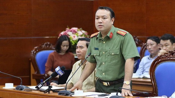 和平省公安廳副廳長阮友德在新聞發佈會上發言。（圖源：英黎）