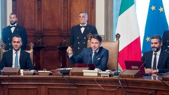 意大利總理孔特（前中）主持內閣會議。（圖源：互聯網）