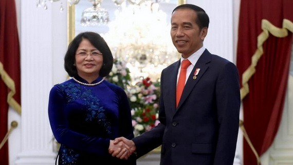 國家副主席鄧氏玉盛（左）會見印尼總統佐科。（圖源：越通社）
