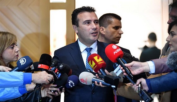 在歐洲聯盟領袖未同意於目前展開入會談判後，北馬其頓總理柴伊夫（中）20日決定在明年4月提前舉行國會大選。（圖源：Zaevzoran臉書）