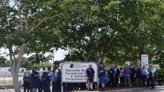 數十名獄警在湯斯維爾（Townsville）因兩名獄警遭襲而離職。
