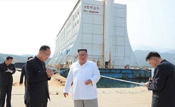 朝鮮國務委員會委員長金正恩在視察金剛山旅遊設施時強烈批評這項依賴韓方的政策，並指示拆除金剛山內的韓方設施。（圖源：路透社）