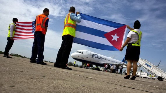 2016年8月31日，機場工作人員在古巴聖塔克拉拉的停機坪上接受了JetBlue 387航班，這是美國和古巴之間半個多世紀之間的第一次商業飛行。（圖源：AP）