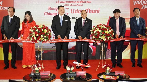 政府總理阮春福（左三）在泰國出席新航線開通儀式。（圖源：光孝）