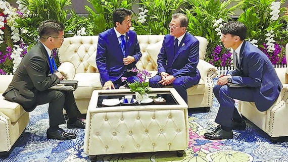 日本首相安倍晉三和韓國總統文在寅在泰國首都曼谷會面。（圖源：互聯網）