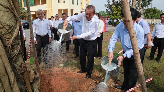 張和平副總理在新潮村植樹。（圖源：越通社）