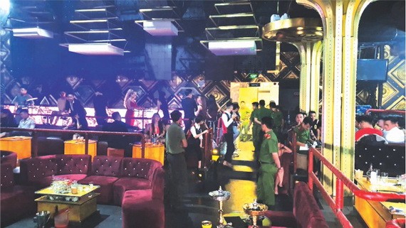 職能力量對Q Lounge酒吧進行突擊檢查時現場。（圖源：互聯網）