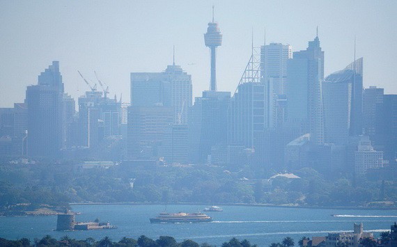 當地時間11月11日，澳大利亞新南威爾士州，一艘渡輪從悉尼煙霧繚繞的中央商務區經過。（圖源：互聯網）