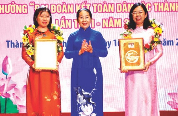 市越南祖國陣線委員會向對祖國陣線工作作出重大貢獻的個人頒發頒發2019年“為民族大團結事業”紀念章。