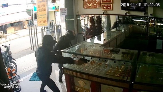 兩名蒙面匪持槍闖進通芳金鋪劫走店內許多金飾。（圖源：監控視頻截圖）
