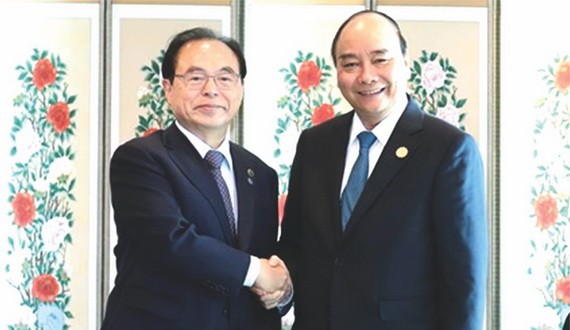 政府總理阮春福（右）接見釜山市市長吳巨敦。（圖源：越通社）